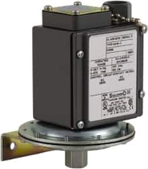 Square D - 4, 13 and 4X NEMA Rated, SPDT, 0.2 to 10 psi, Vacuum Switch Pressure and Level Switch - Adjustable Pressure, 120 VAC, 125 VDC, 240 VAC, 250 VDC, Screw Terminal - Strong Tooling